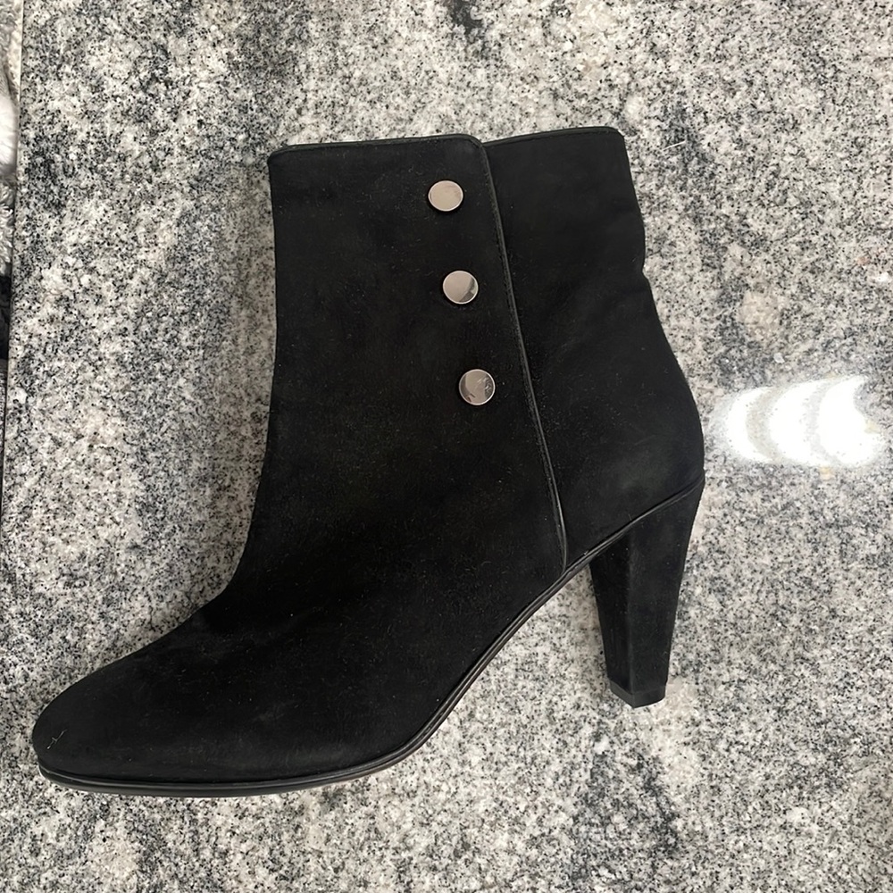 Tahari black ankle boots suede zippered - 7 1/2